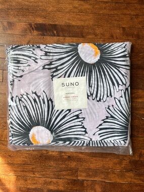 SUNO Pale Pink Floral Shower Curtain with Black Daisy Motif